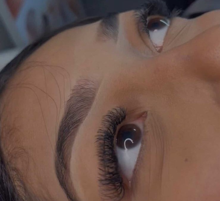 Aplicação de cílios clássicos